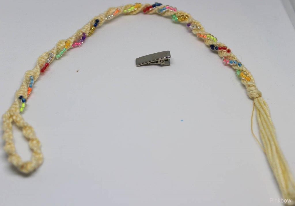 Béžový copánek s kamínky 32 cm