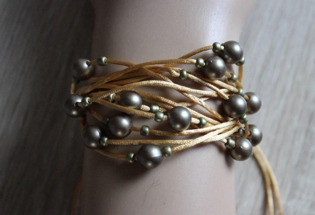 Zlatý náramek s olivovými korálky