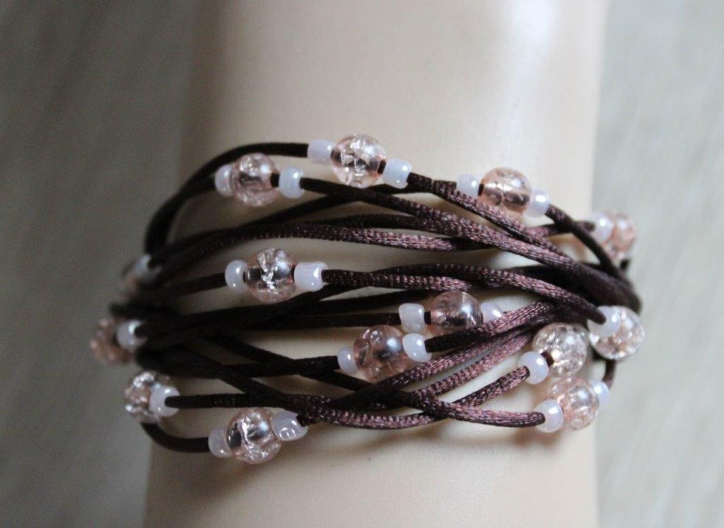 Hnědý náramek s korálky