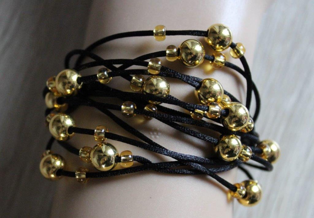Černý náramek se zlatými korálky