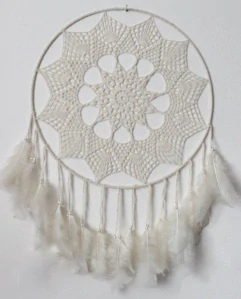 Lapač snů bílý s perličkami - 40 cm
