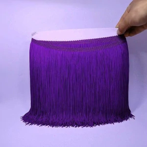 Tmavě fialové nylonové třásně 20 cm