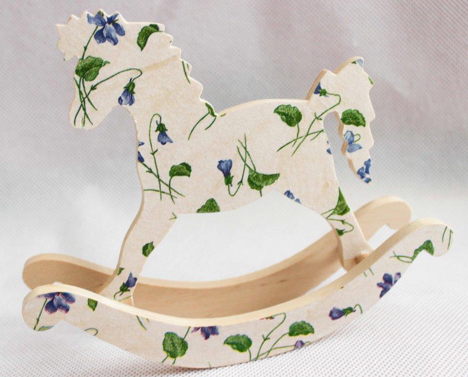 Fialkový dřevěný koníček