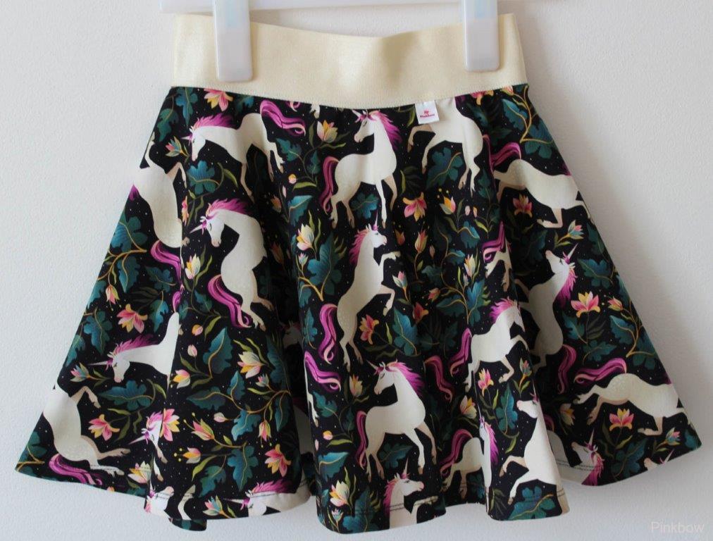 Bavlněný úplet jednorožci na černé